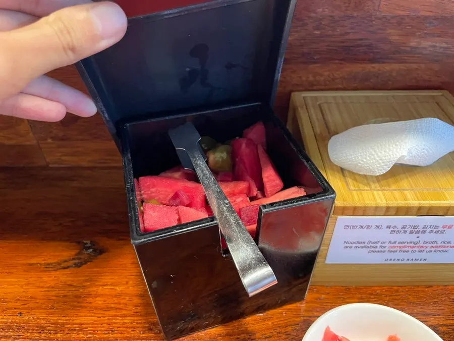 기본 반찬으로 세팅된 무피클