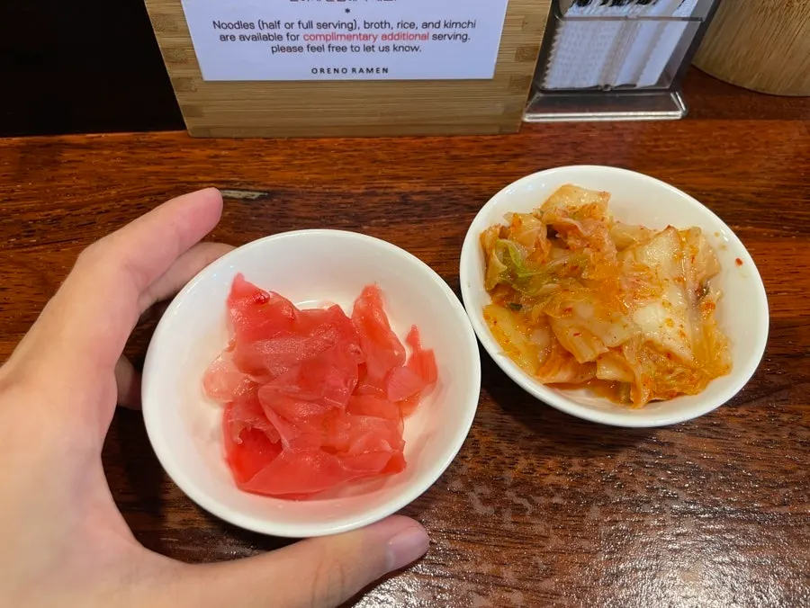 기본으로 나온 김치와 초생강 한 접시