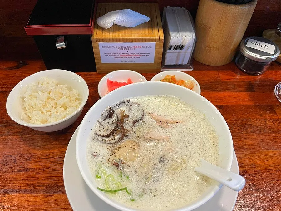막 서빙된 오레노라멘 토리파이탄 한 그릇