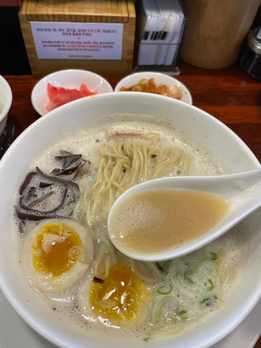 진한 닭육수를 떠올린 라멘 국물