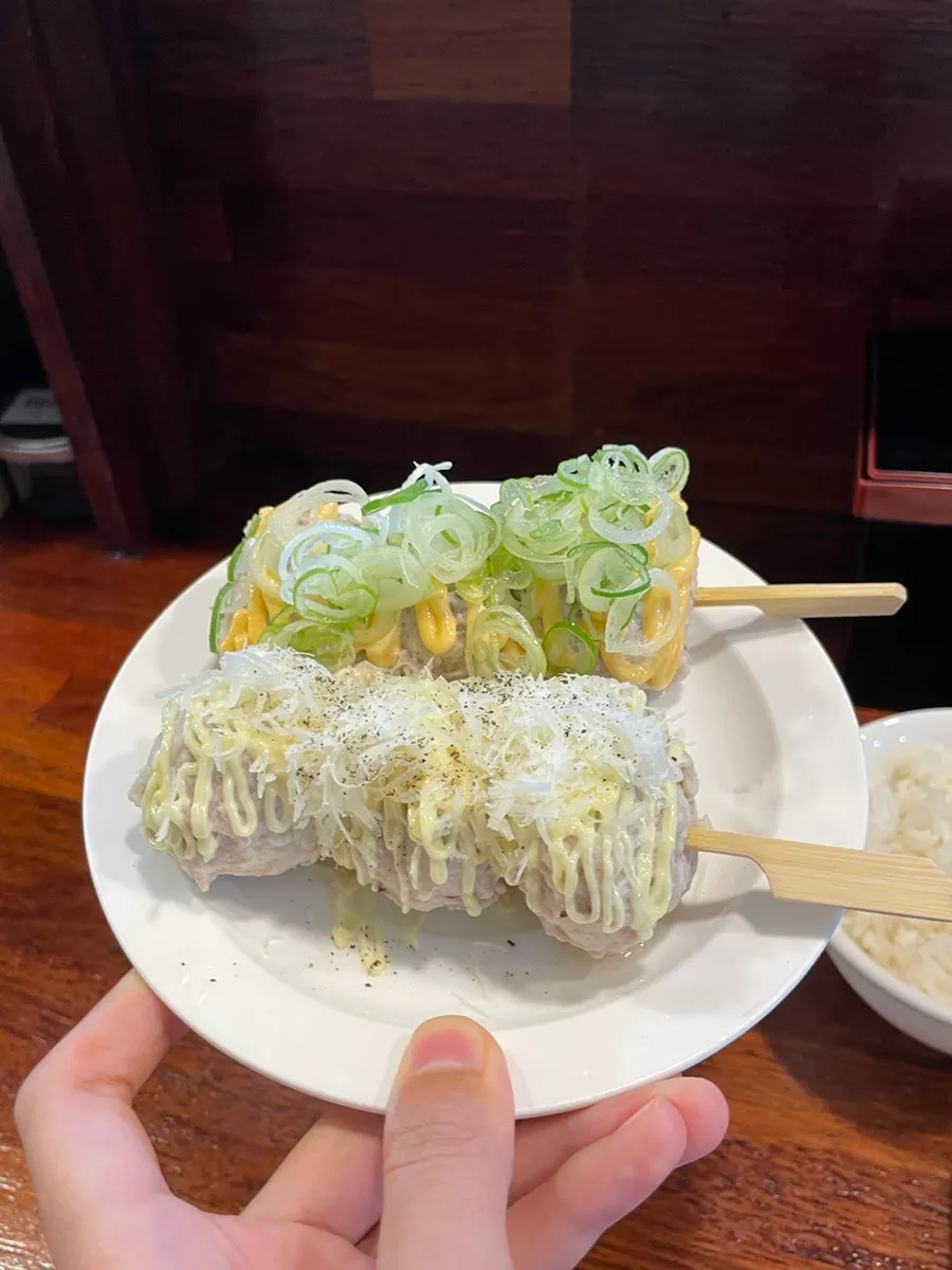 치즈소스가 뿌려진 모듬 츠쿠네 두 피스