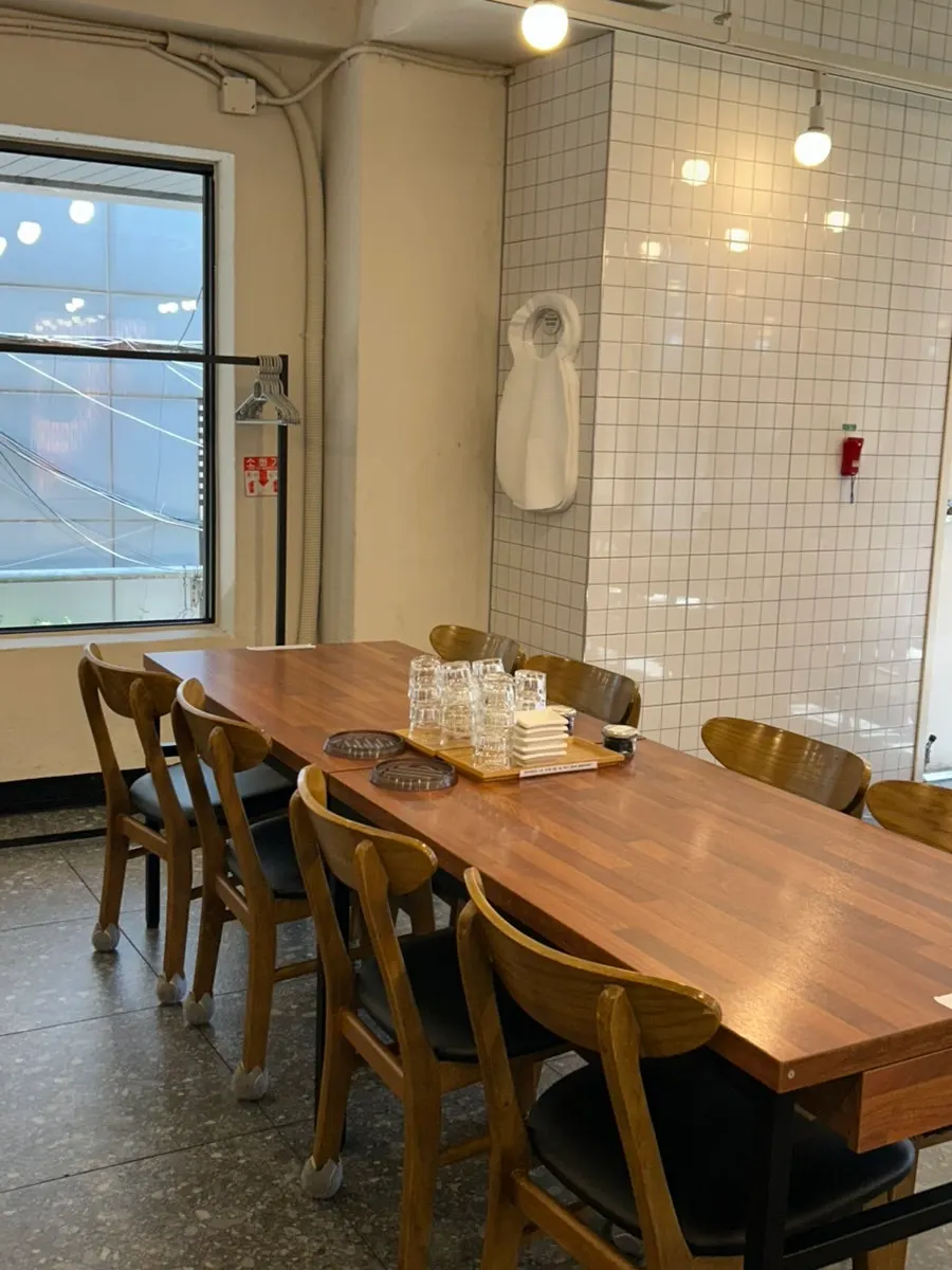 Interior of Oreno Ramen Gangnam with spacious table gaps