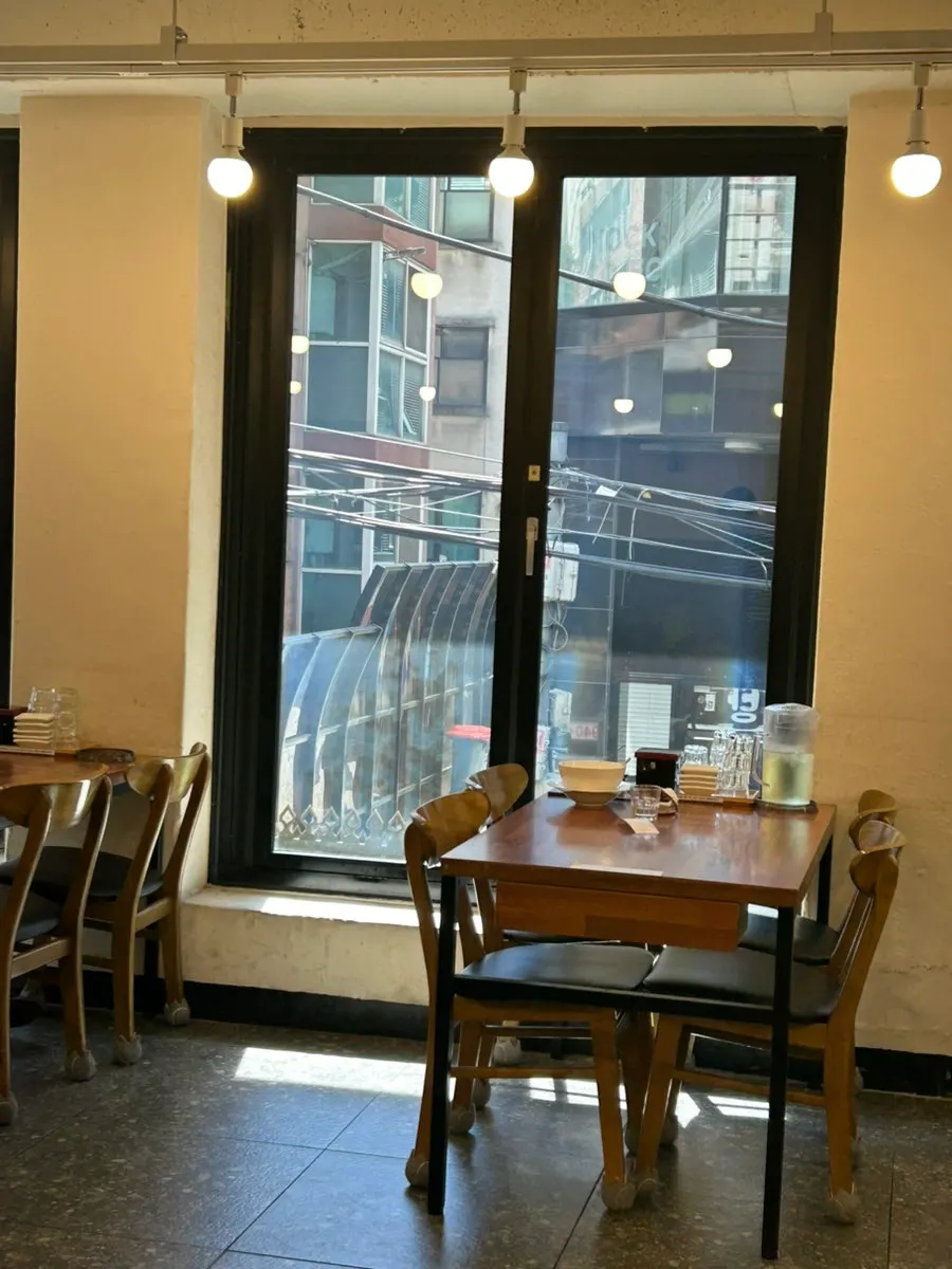 Interior tables able to seat groups