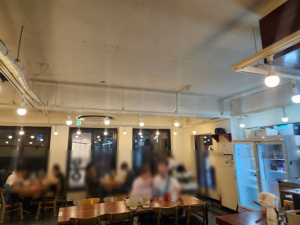 오픈 주방이 보이는 바 좌석