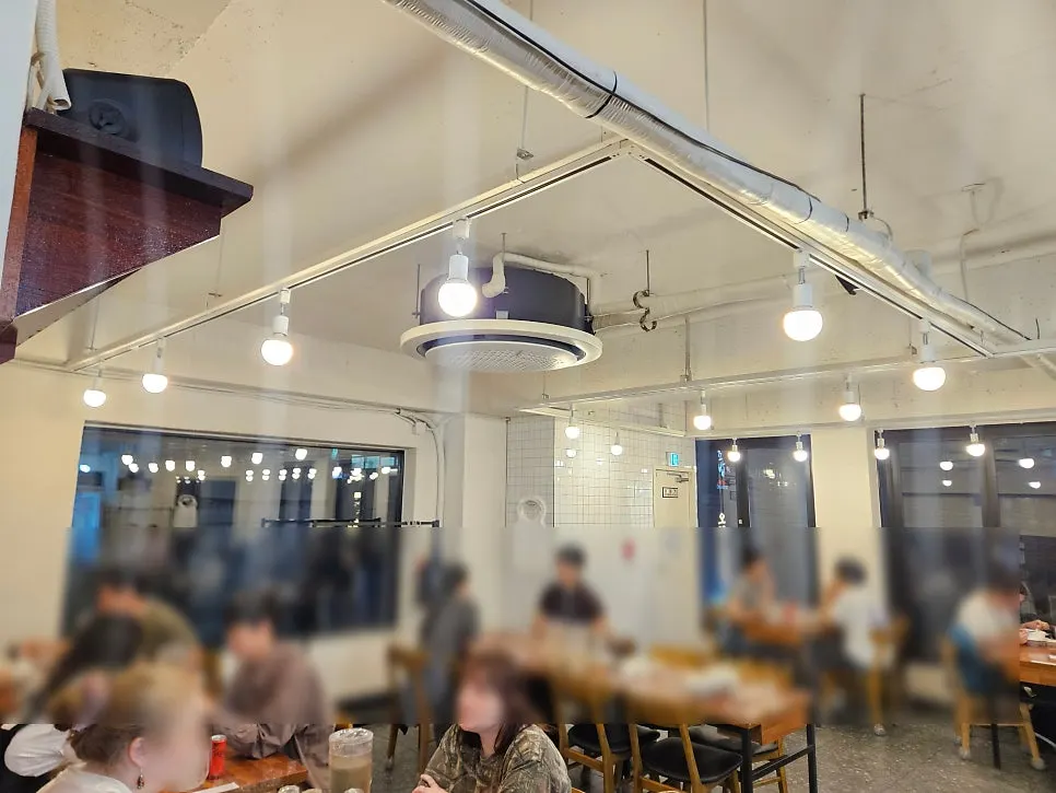 주방에서 라멘을 조리하는 모습