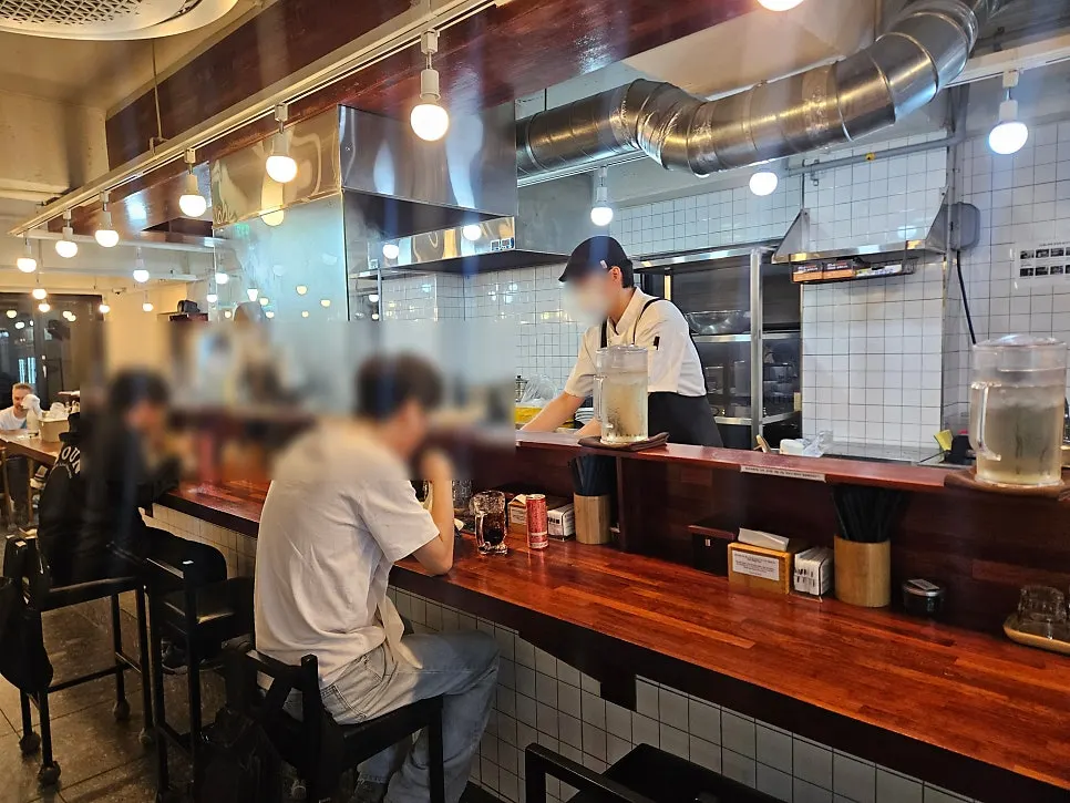 물과 기본 식기가 놓인 테이블 세팅
