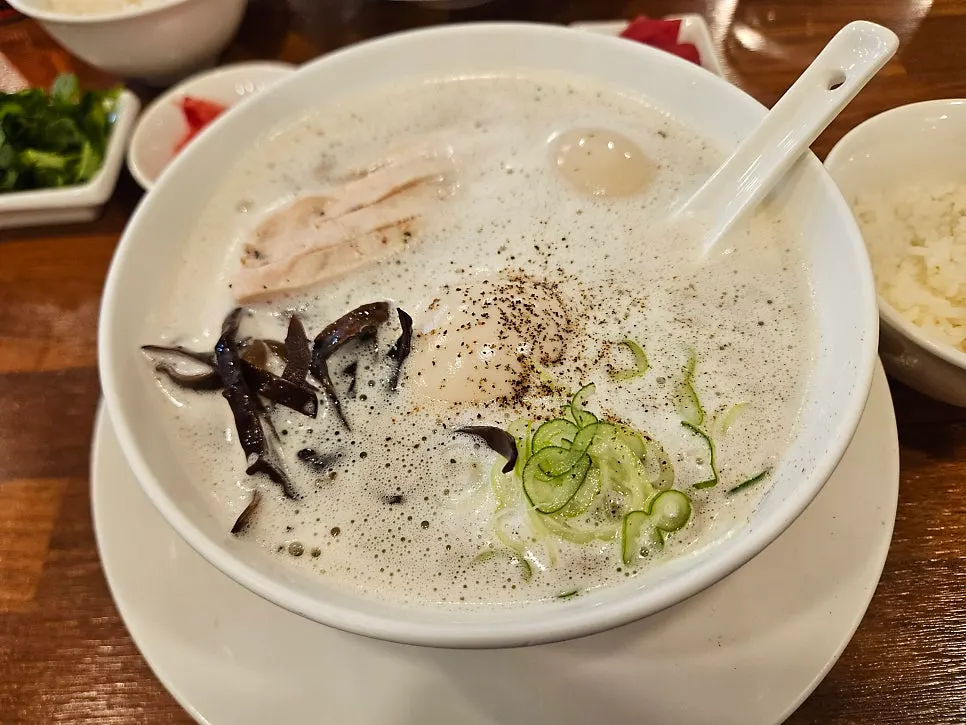 젓가락으로 들어 올린 라멘 면