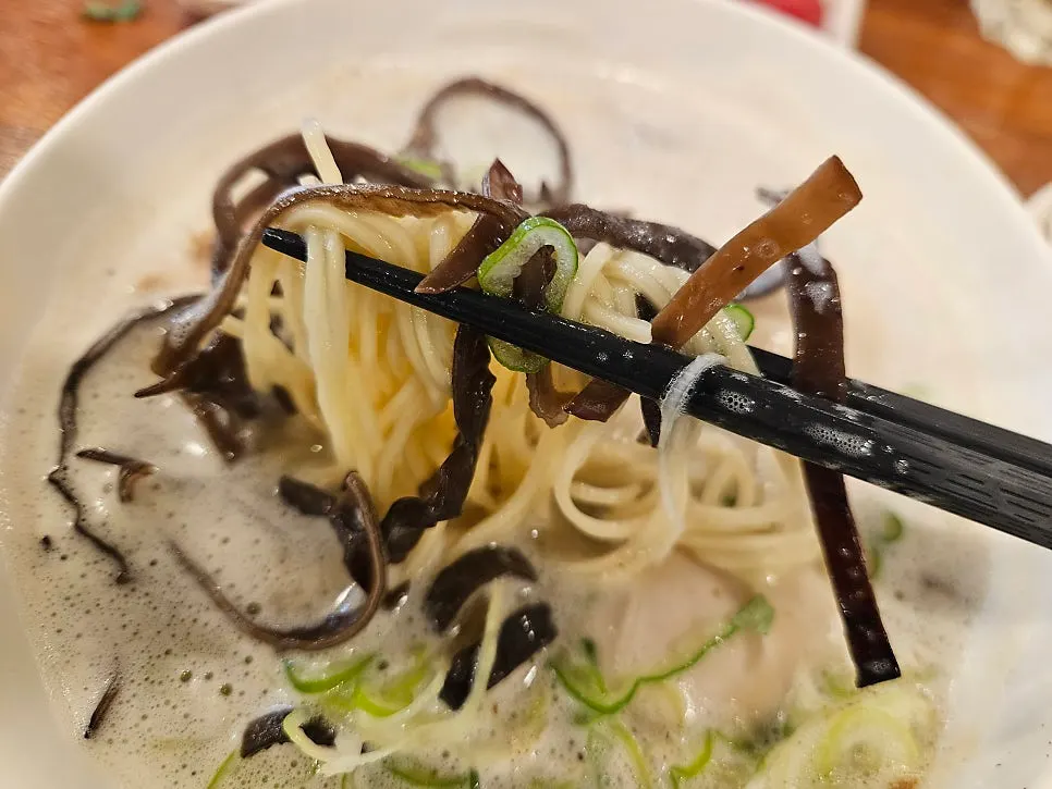 밥과 김치를 곁들인 라멘 식사