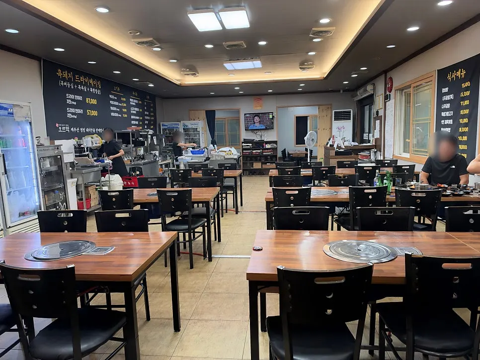 Spacious interior of Oreumak Garden Jungmun Main Branch