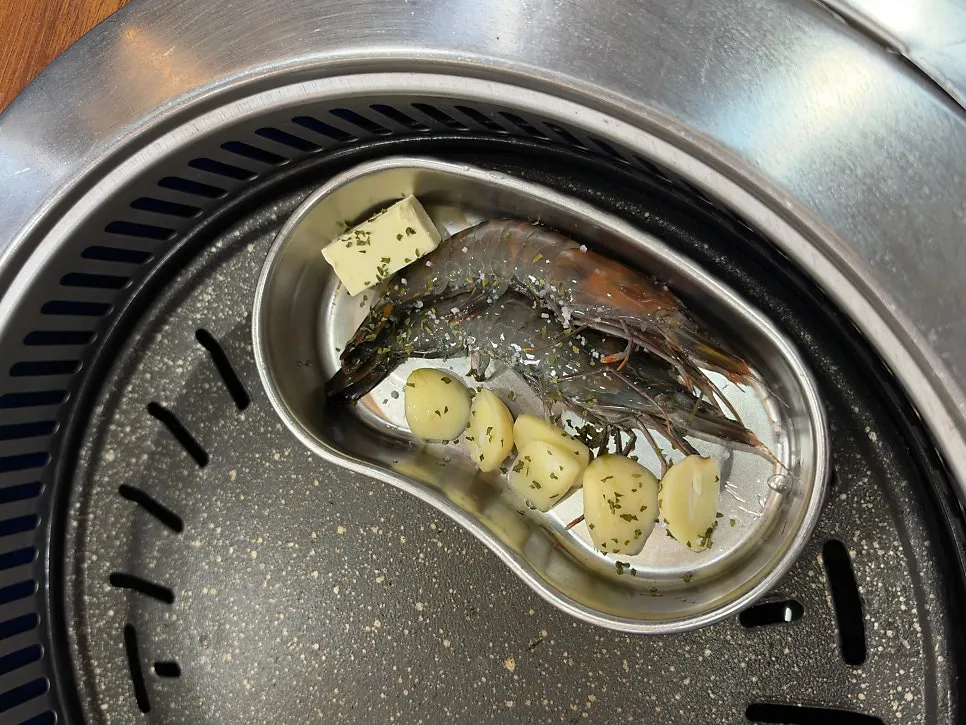 Butter-grilled shrimp served per person