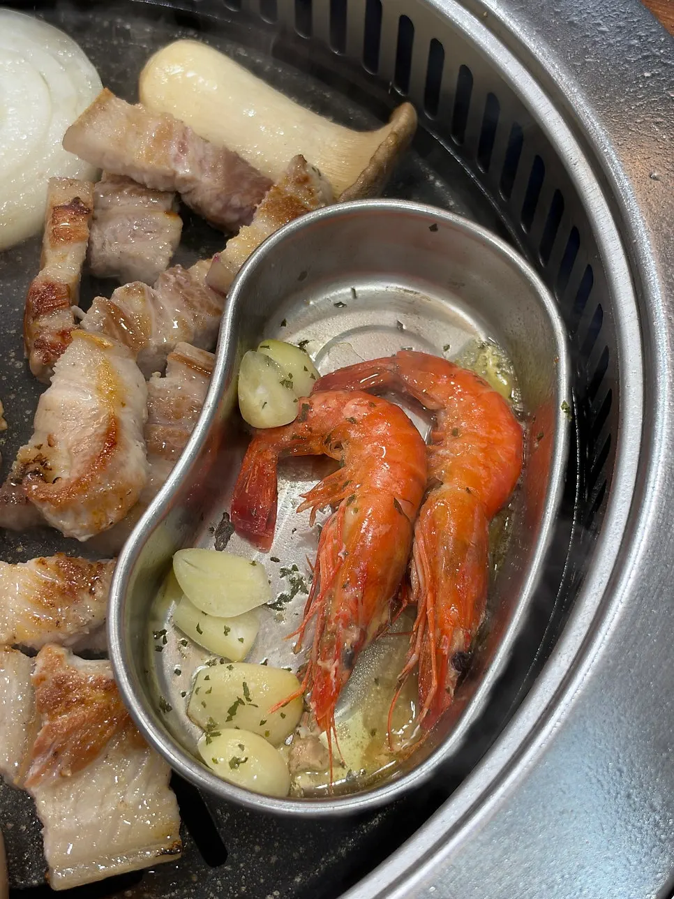 Butter-grilled shrimp on the griddle