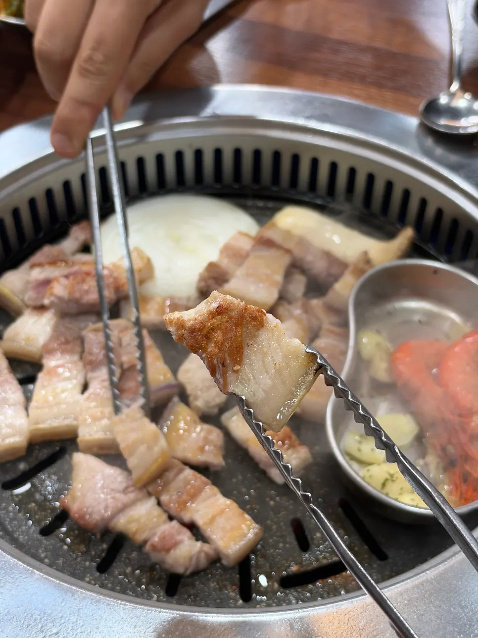 Well-cooked black pork belly dipped in salt