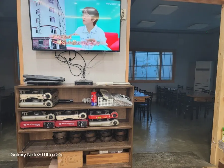 벽면에 붙은 블루리본 서베이 스티커