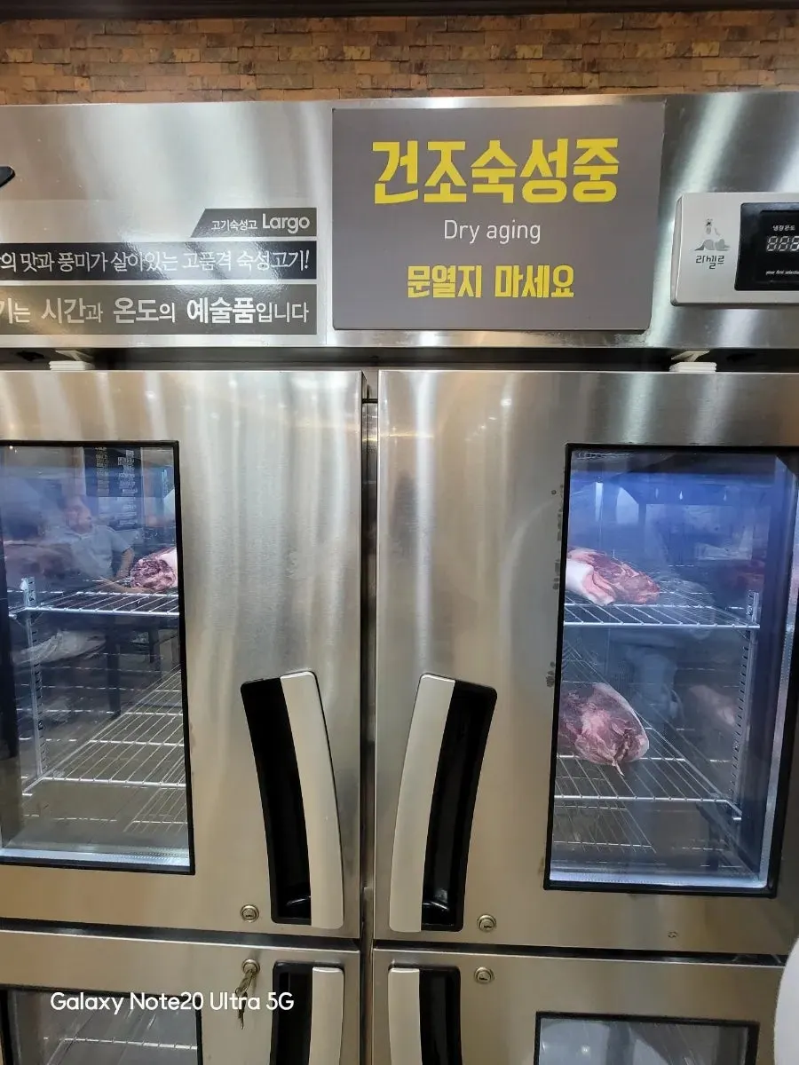 2차 드라이에이징 숙성고 속 흑돼지