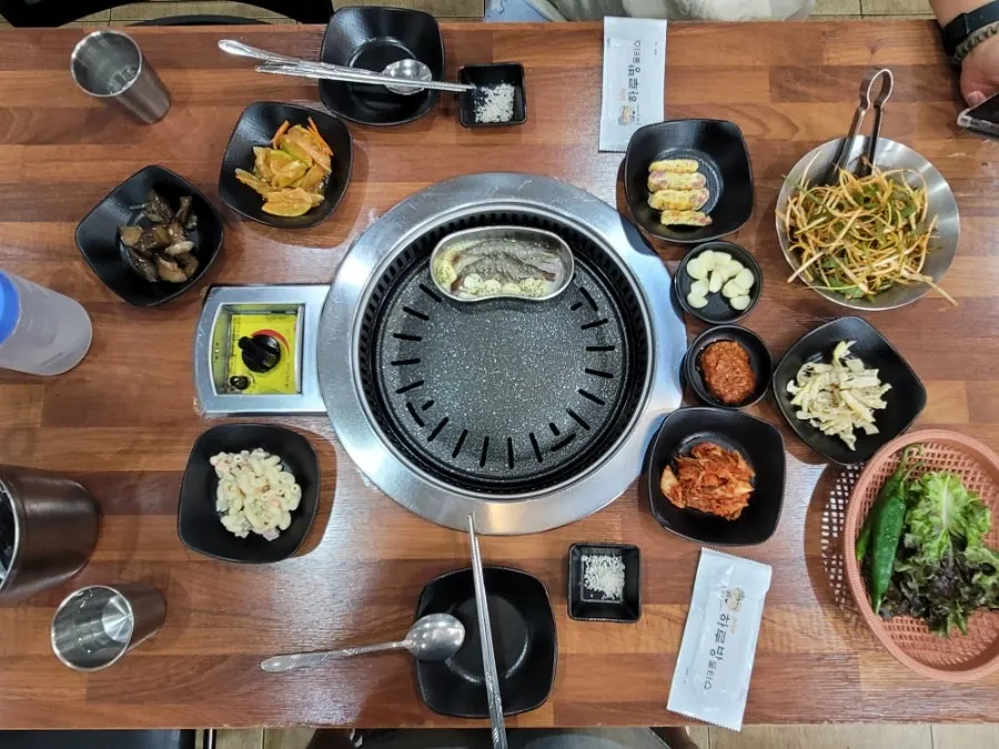 테이블을 채운 밑반찬과 달걀말이