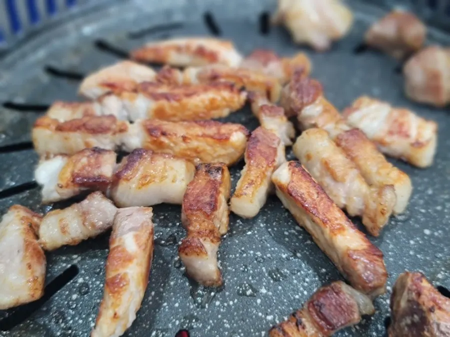 노릇하게 구워진 흑돼지 돈마호크