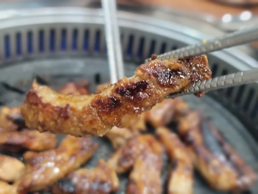 쌀밥 위에 올린 양념갈비