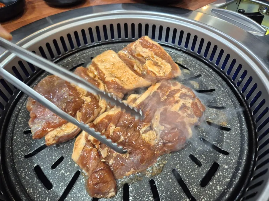 주문한 양념갈비 700g 접시
