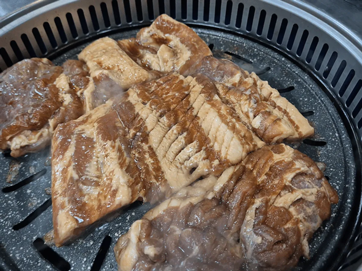 불판에 올린 양념갈비 굽는 모습