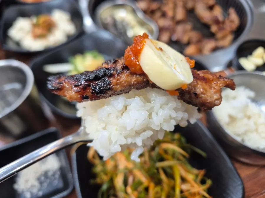 쌈에 올린 양념갈비 한 점
