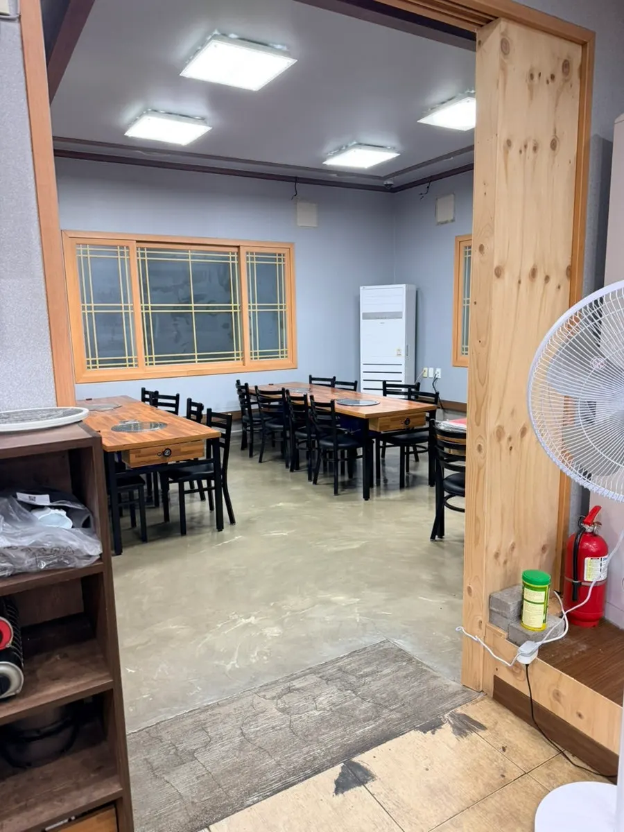 테이블 간격이 여유로운 실내 좌석