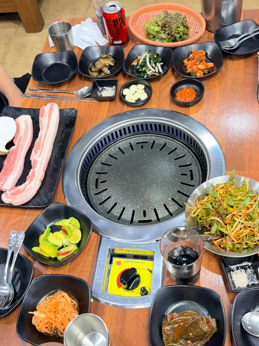 흑오겹 2인분과 기본찬이 차려진 한상