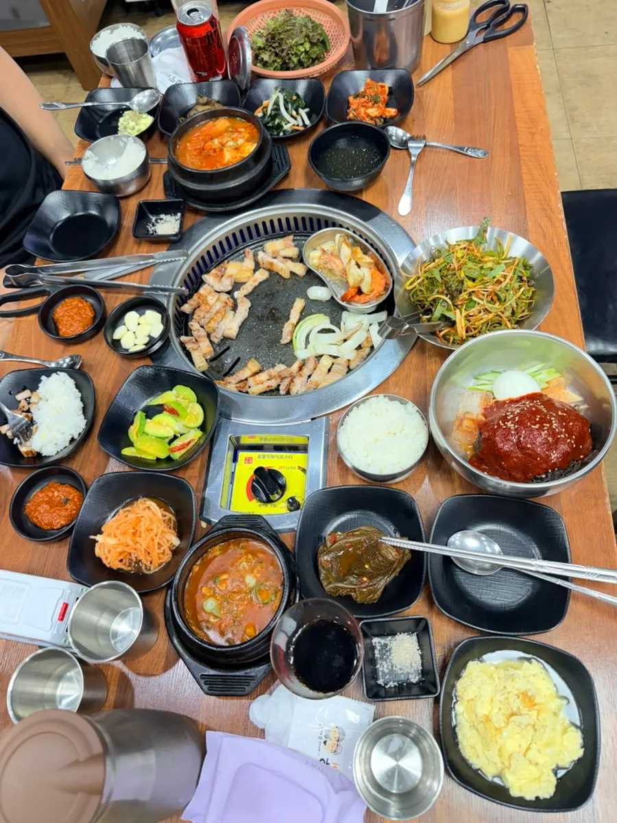 흑돼지 김치찌개와 비빔냉면 상차림