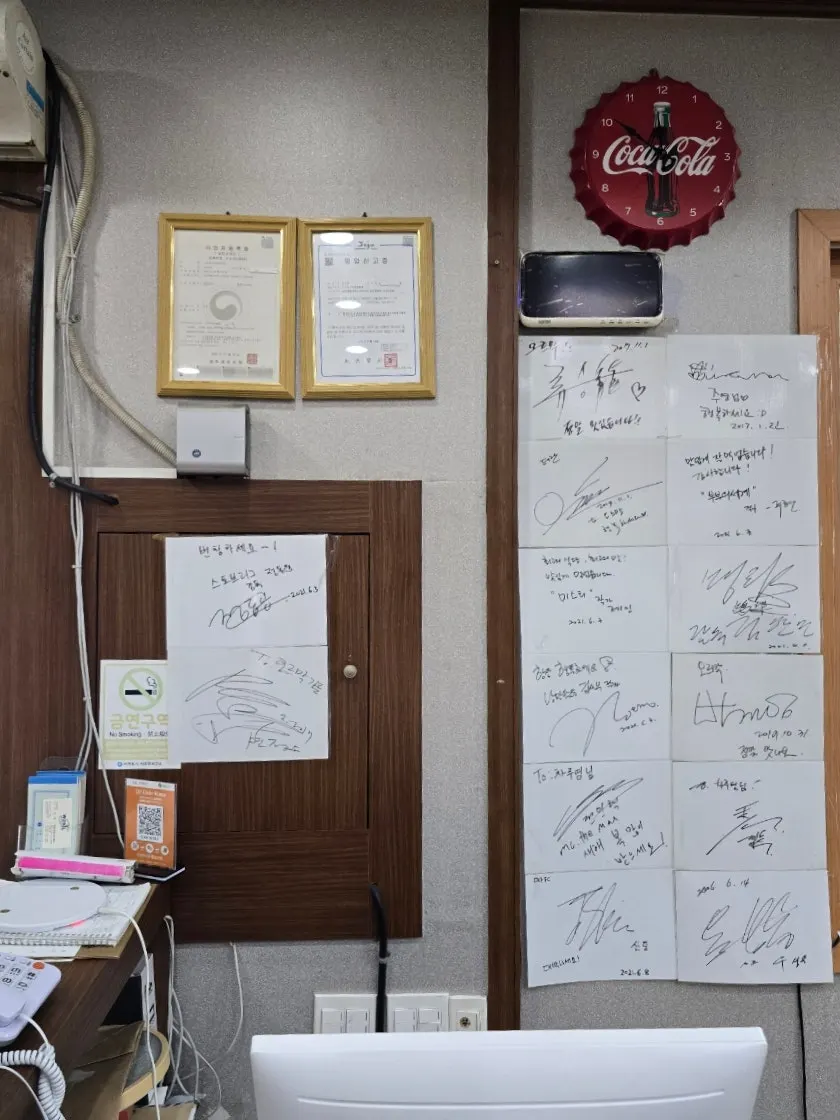 매장 앞에 걸린 블루리본 서베이 선정 마크