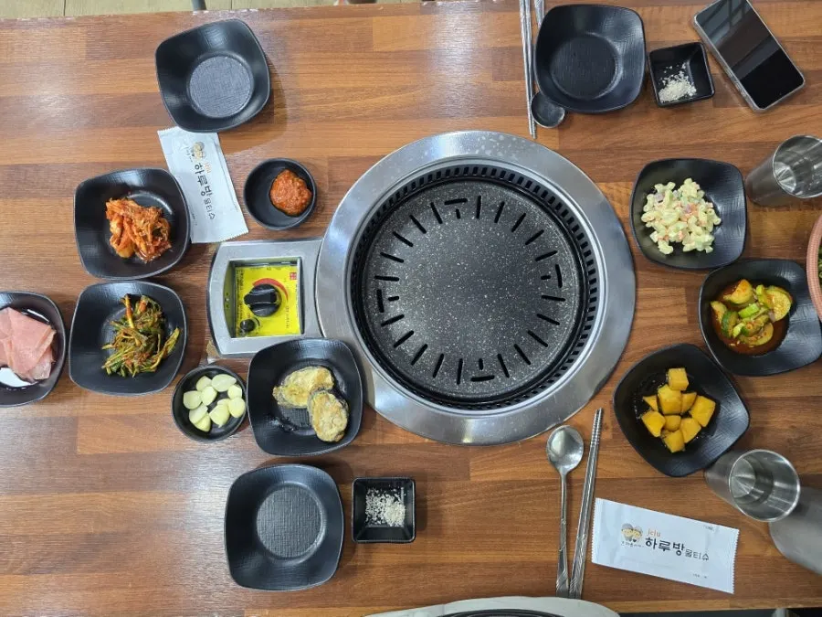 깔끔하게 차려진 기본 반찬 상차림