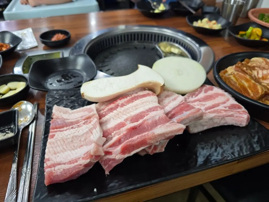 접시에 담긴 백돼지 생갈비