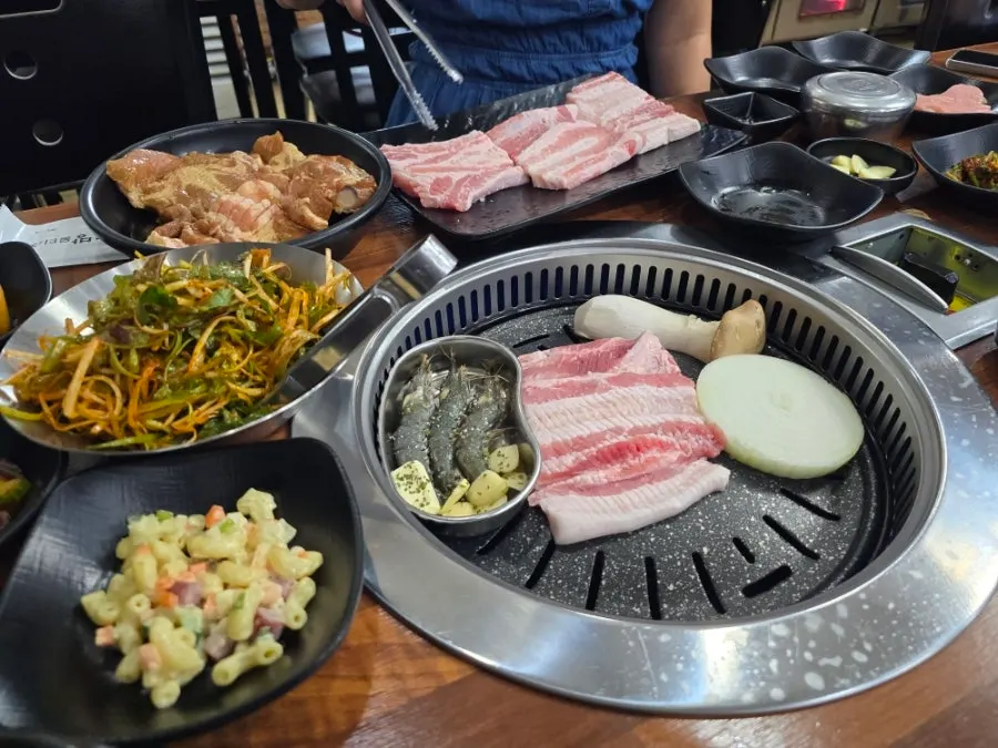불판에서 구워지는 생갈비