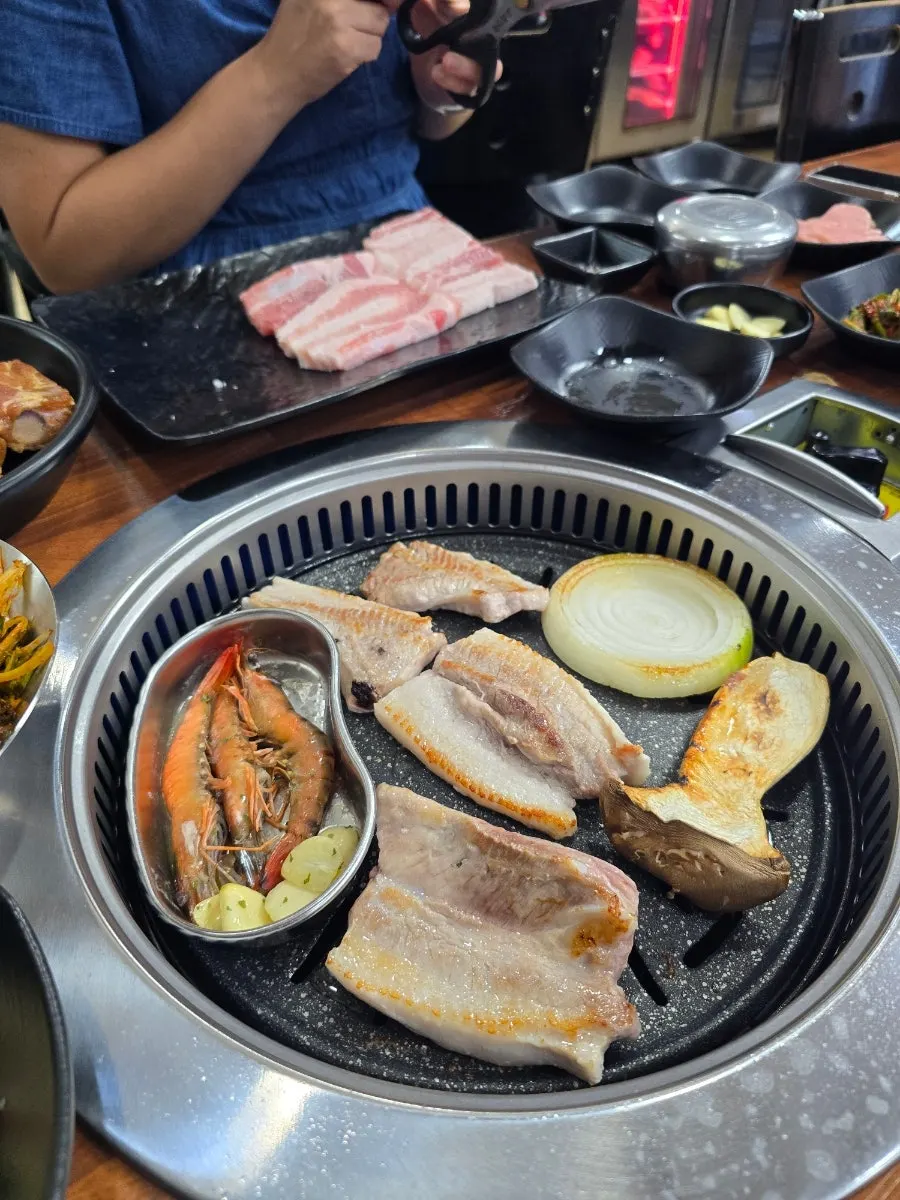 노릇하게 익어가는 백돼지 생갈비