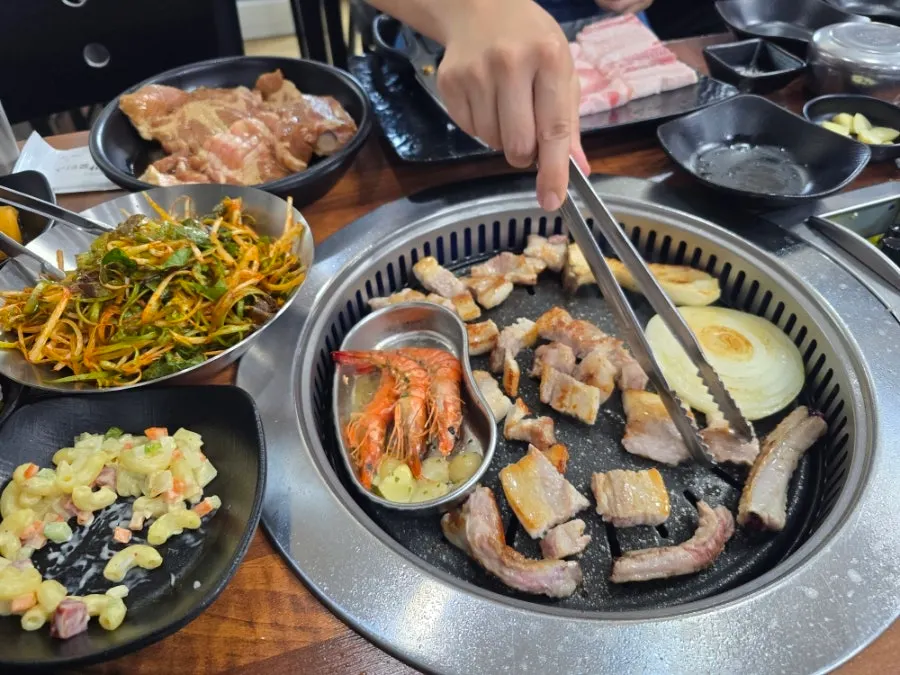 잘 구워진 생갈비 클로즈업