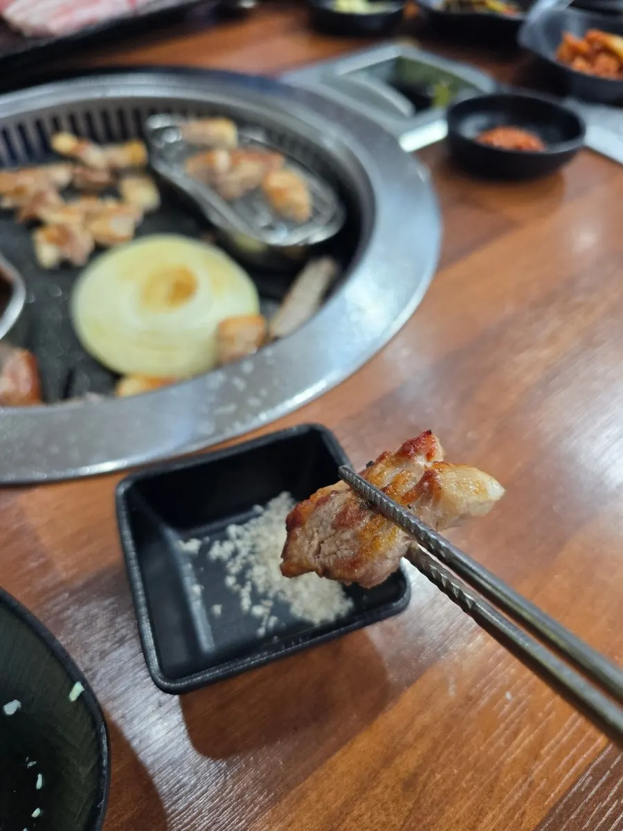 소금에 찍어 먹는 생갈비 한 점