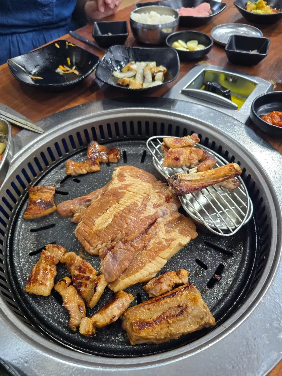 불판 위에서 익은 양념갈비
