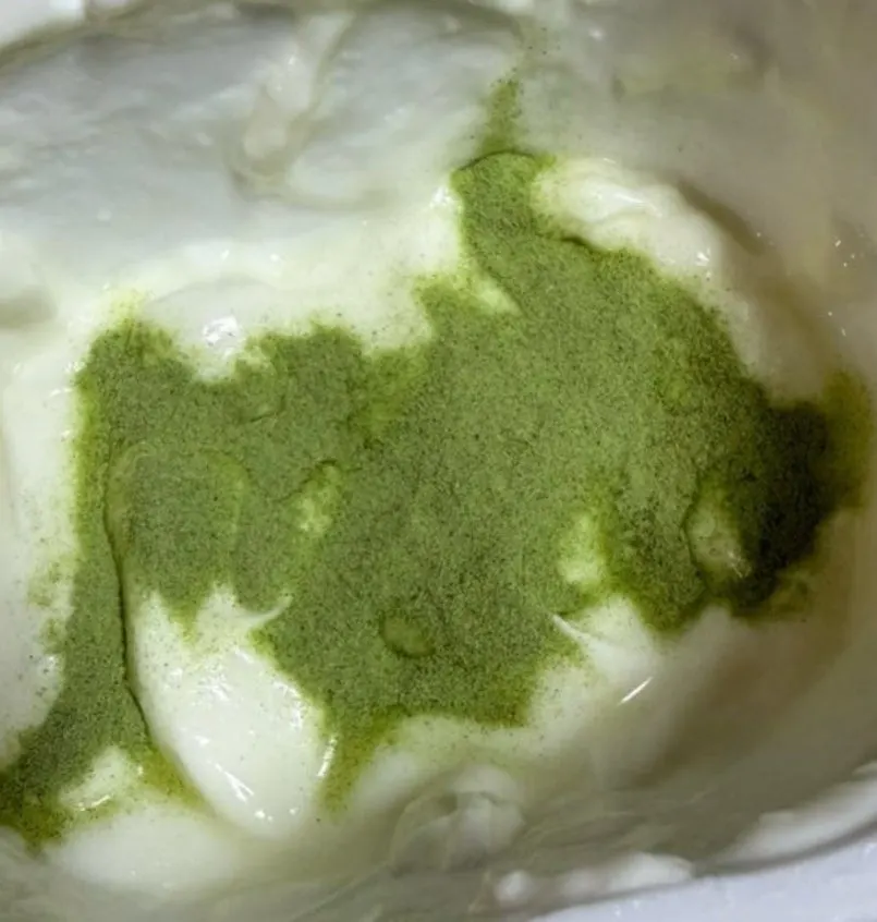 Vegetable drink made by mixing curly kale powder with water