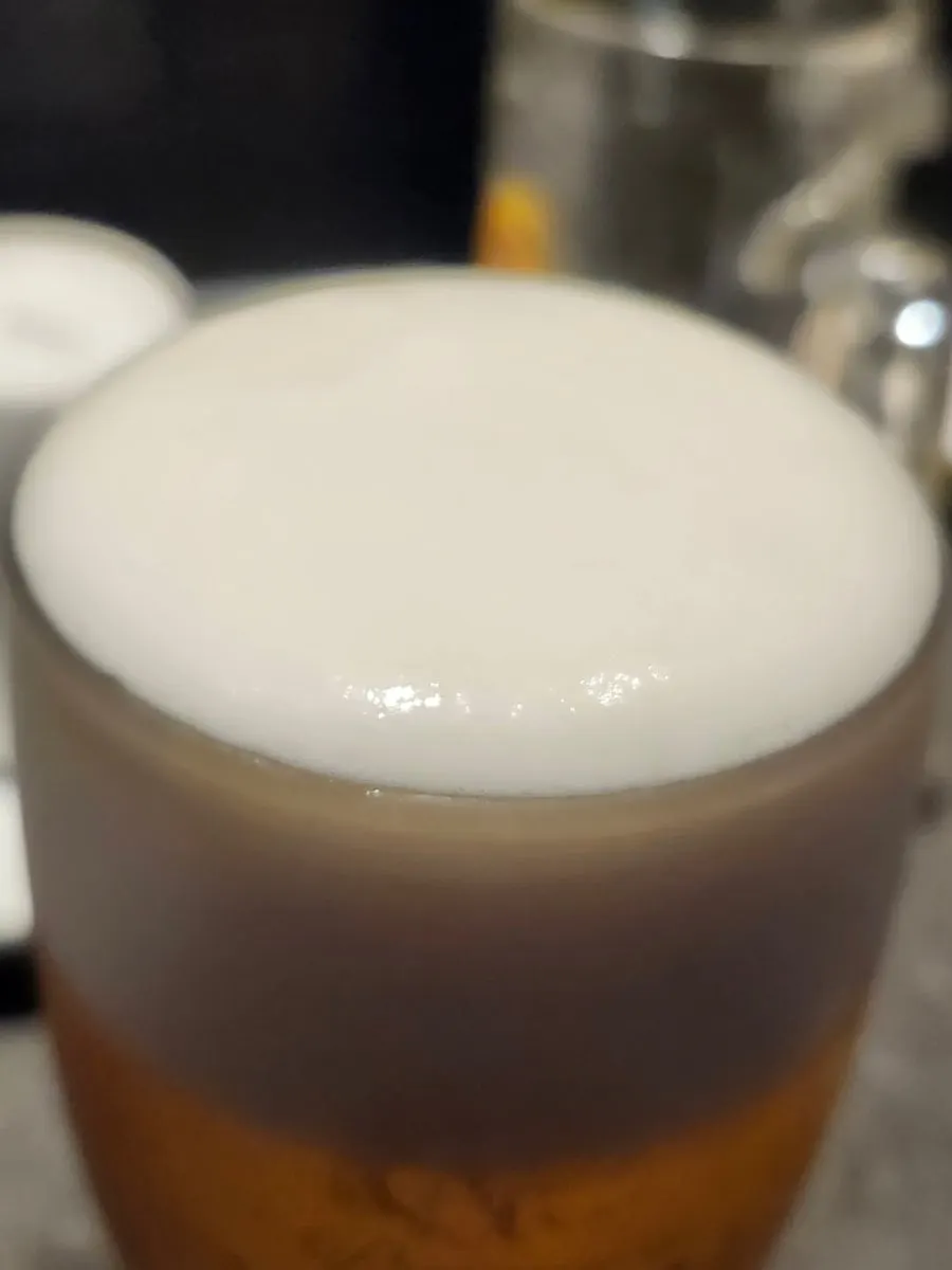 숯불구이 두 접시와 하이볼, 생맥주가 놓인 상