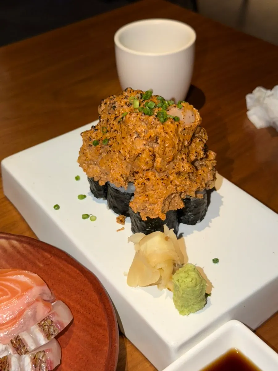 Sashimi surtido de Orot Robata servido con wasabi
