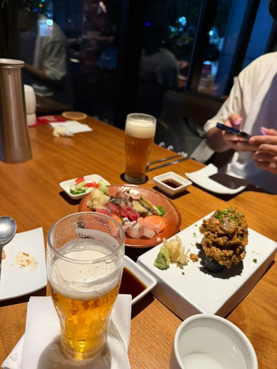 Mesa de cena con sashimi y cerveza de barril