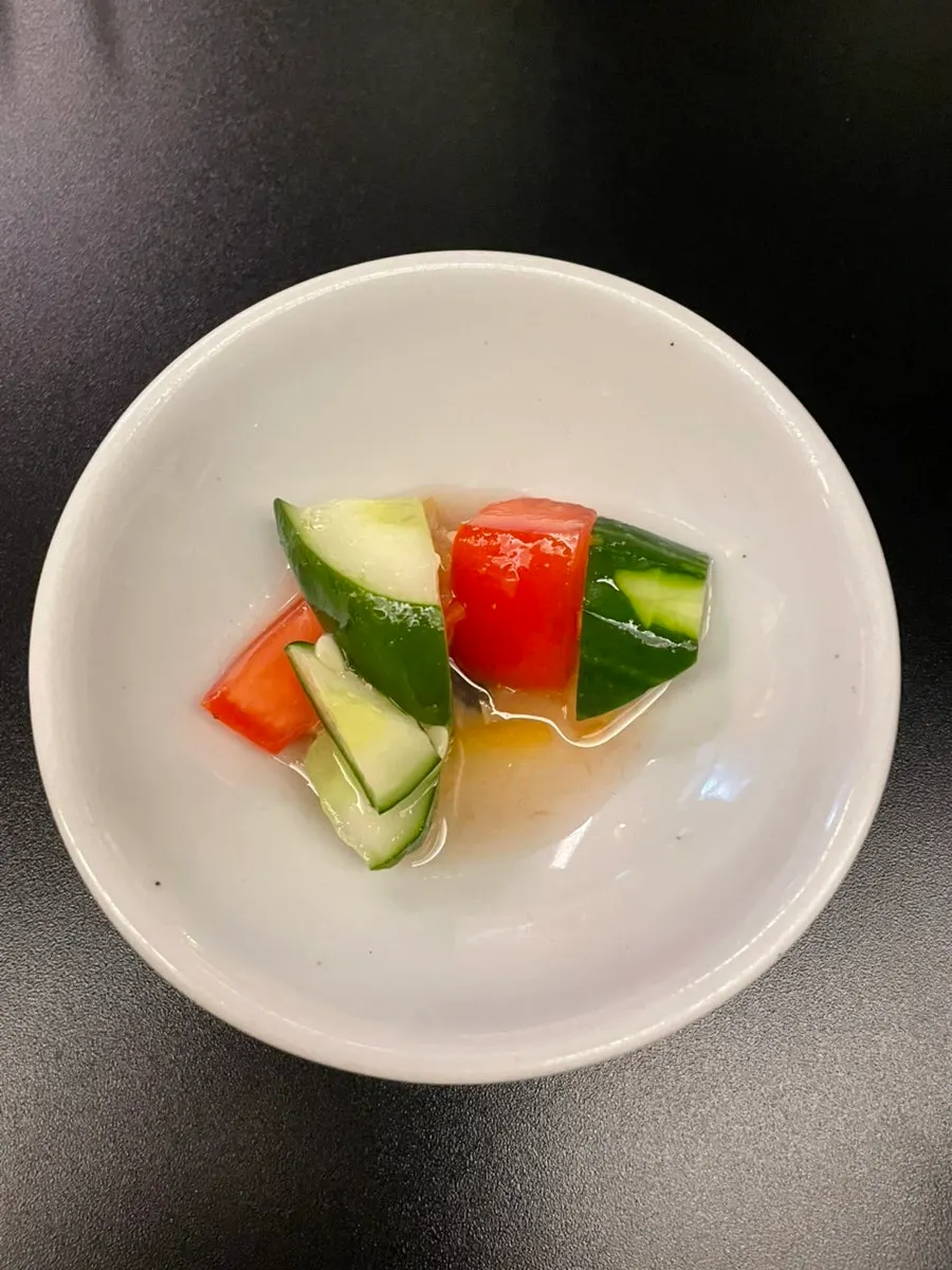Basic side dishes: tomato and pickled cucumber