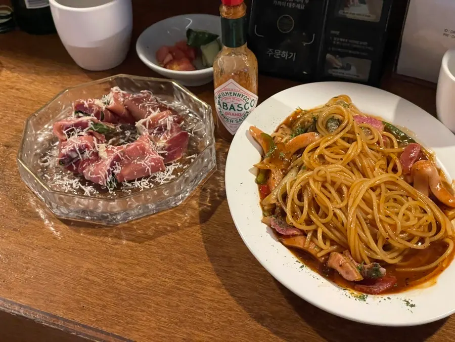 Table set with ordered dishes at Orot Silbi