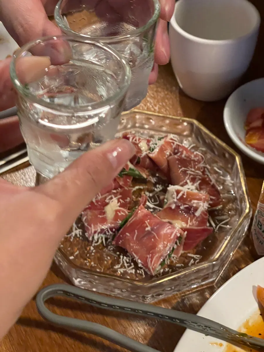 Jamón maguro and Neapolitan pasta served together