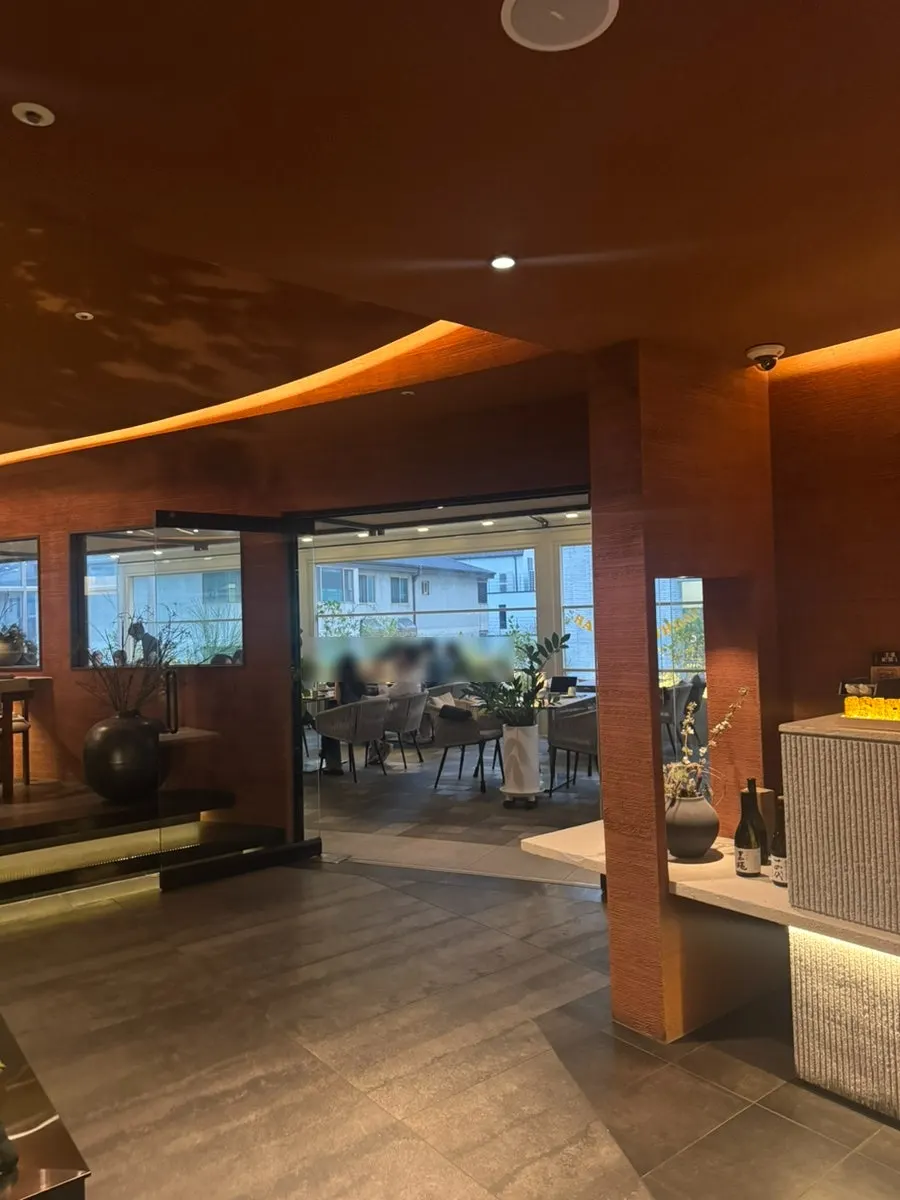 Nội thất tông nâu với ánh đèn gián tiếp bên trong quán