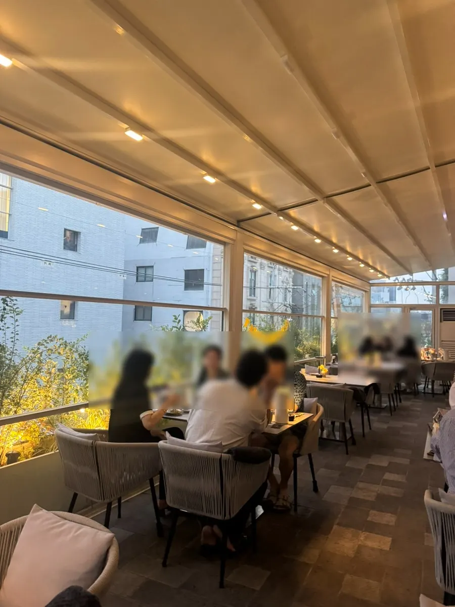 Khu vực bàn gần cửa sổ thoáng đãng có cây xanh