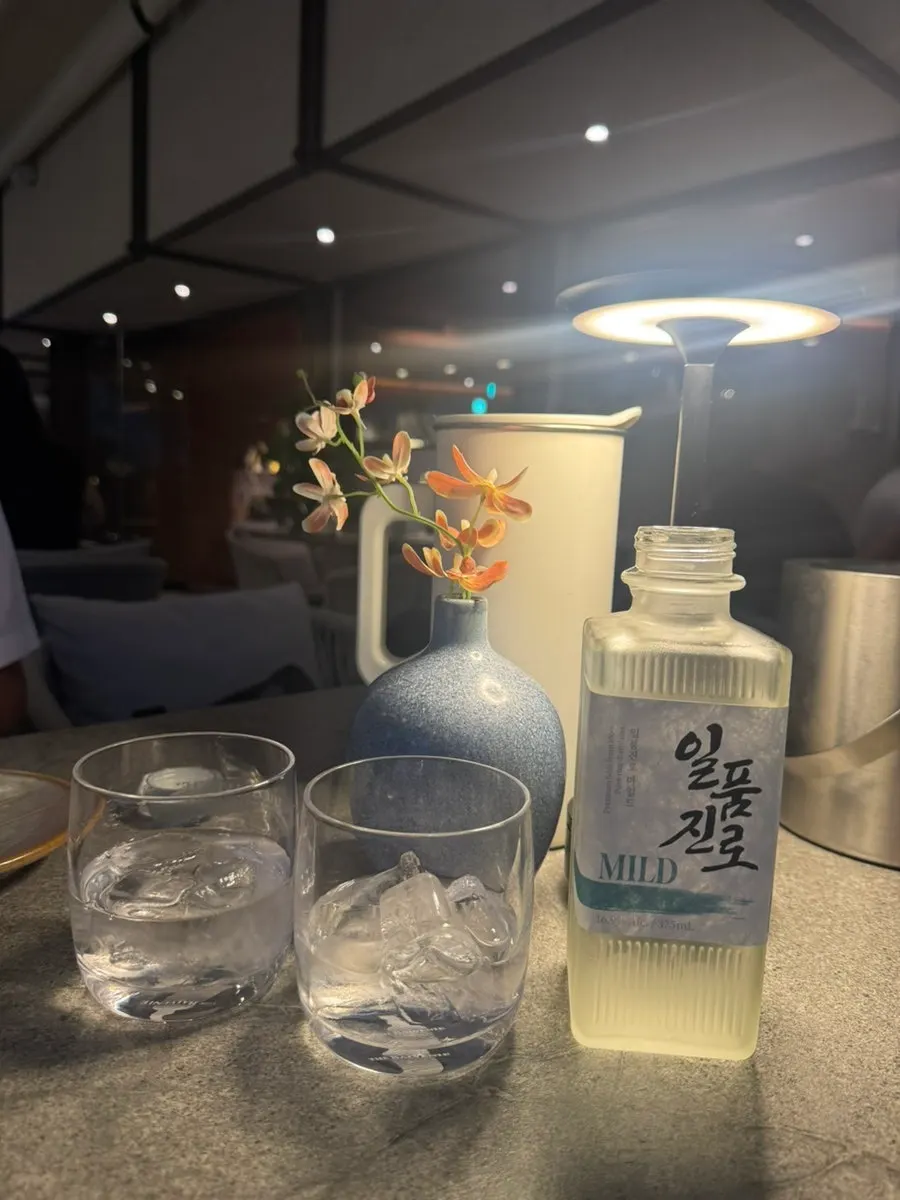 Rượu Ilpum Jinro được mang ra cùng ly đá