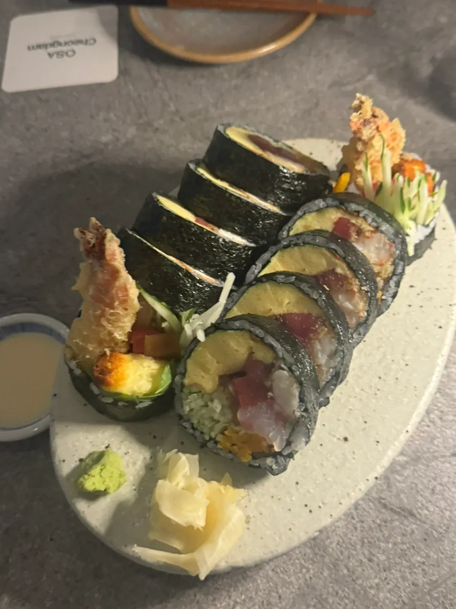 Osa futomaki platter đầy đặn trên đĩa