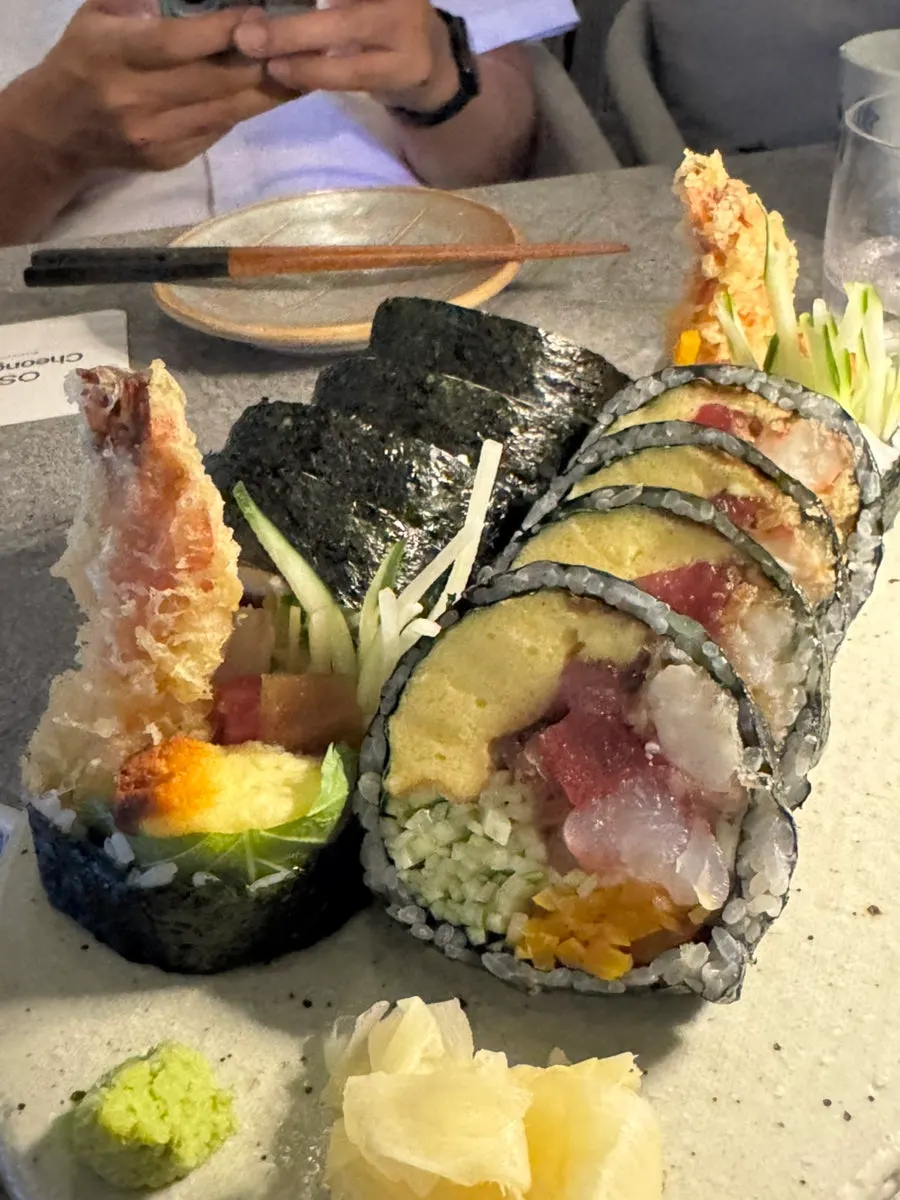 Mặt cắt futomaki với trứng cuộn và sashimi xếp kín