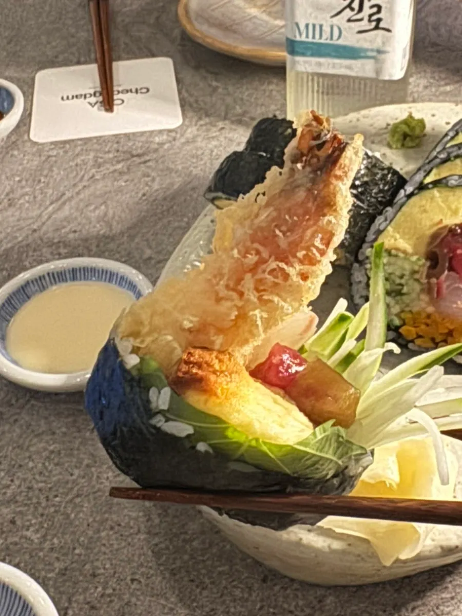 Đầu cuộn futomaki với tôm chiên và rau củ