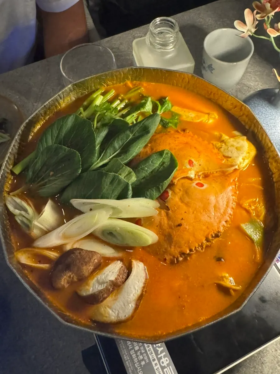 Nồi spicy seafood crab nabe với cua và cải thìa