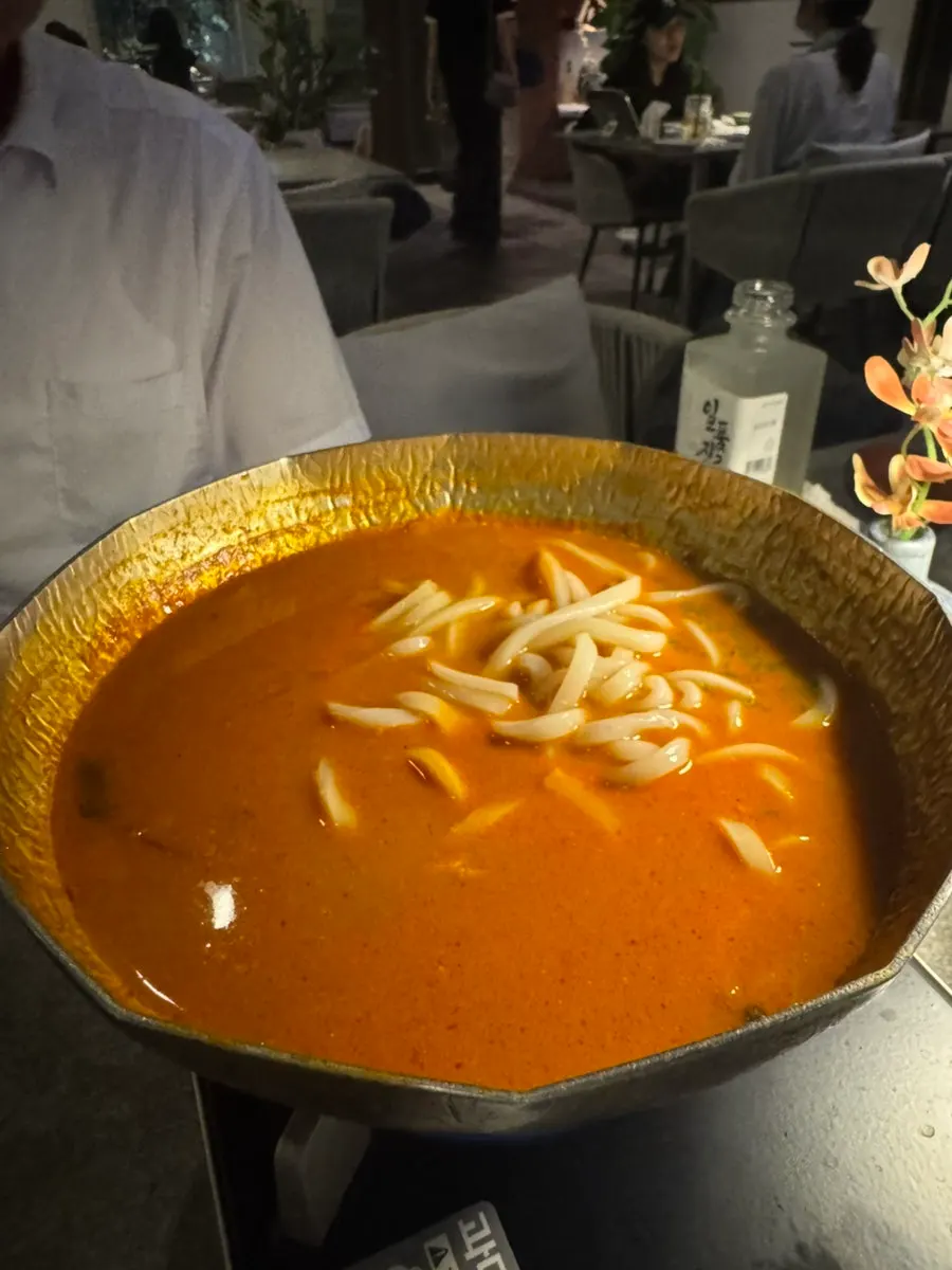 Nước lẩu cua đang sôi trên bàn
